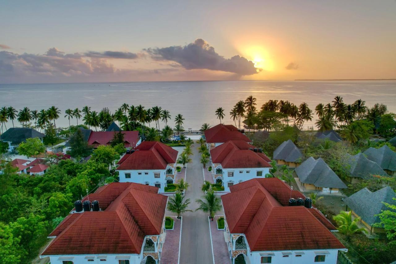 Sunny Palms Beach Bungalows Uroa Esterno foto