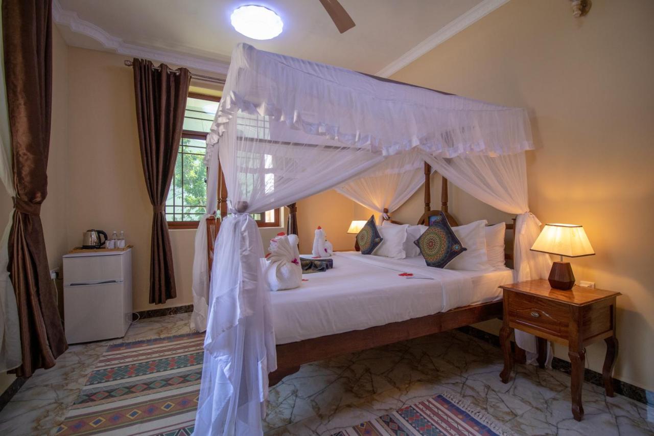 Sunny Palms Beach Bungalows Uroa Esterno foto