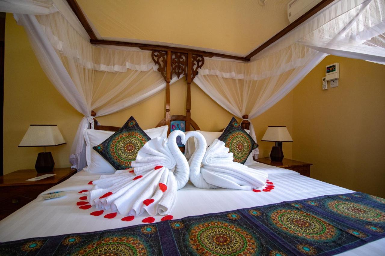 Sunny Palms Beach Bungalows Uroa Esterno foto